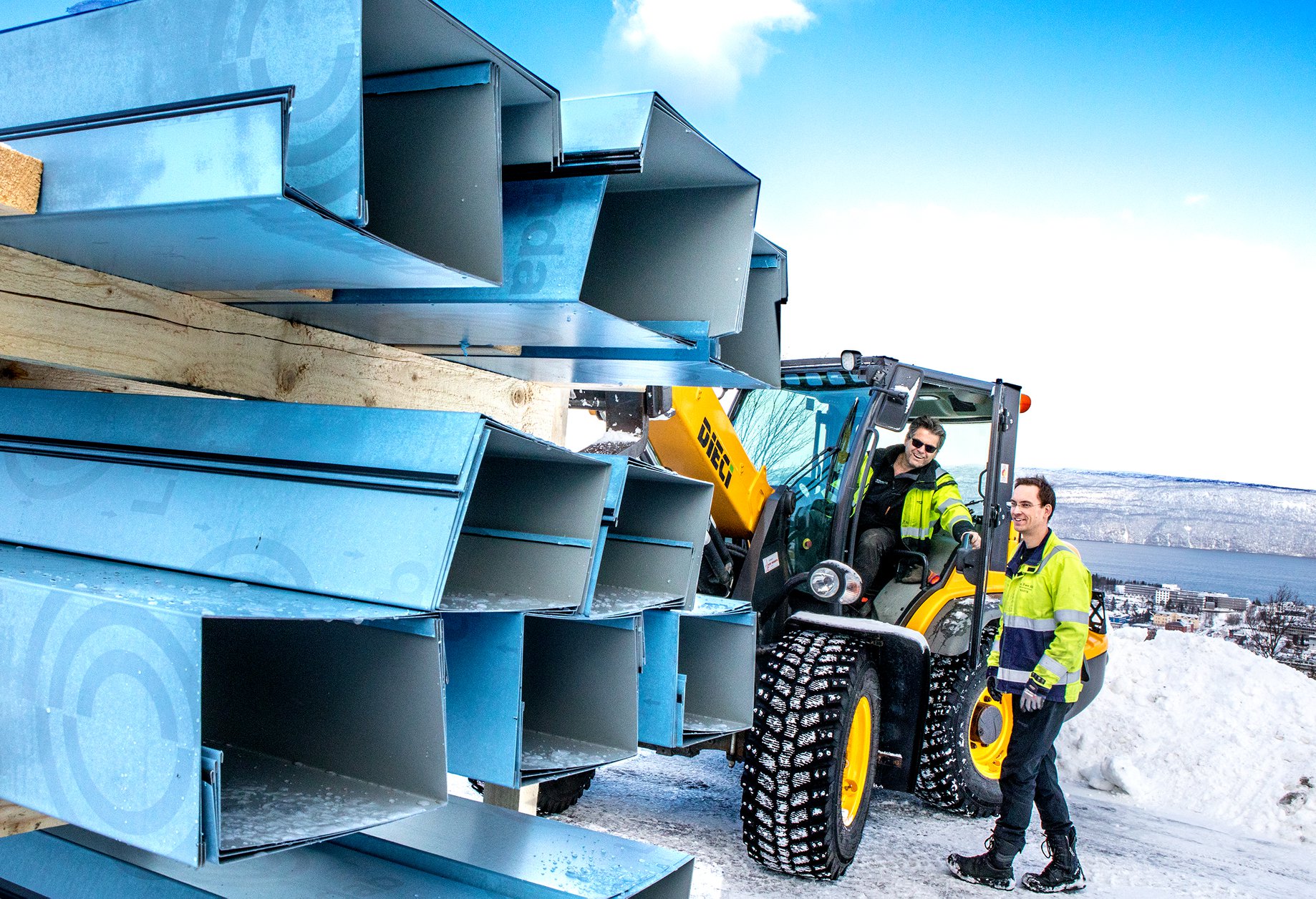 Narvik byggs Egil Eidstø hjelper til å plassere siste beslagleveranse. (Foto: Michael Ulriksen)