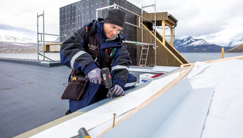 Blikkenslagermester Christian Eklo i arbeid i storslåtte omgivelser. (Foto: Michael Ulriksen)