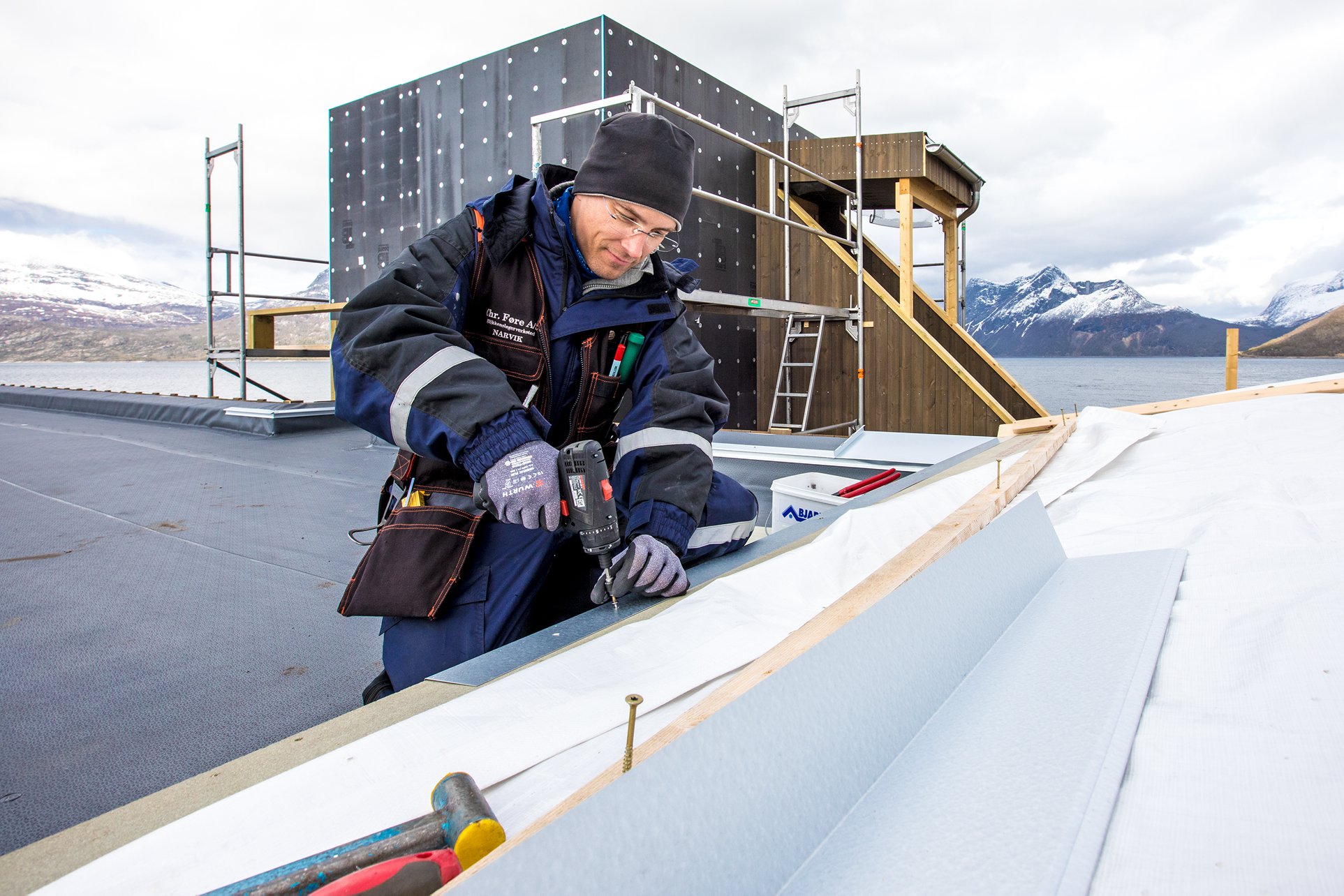 Blikkenslagermester Christian Eklo i arbeid i storslåtte omgivelser. (Foto: Michael Ulriksen)