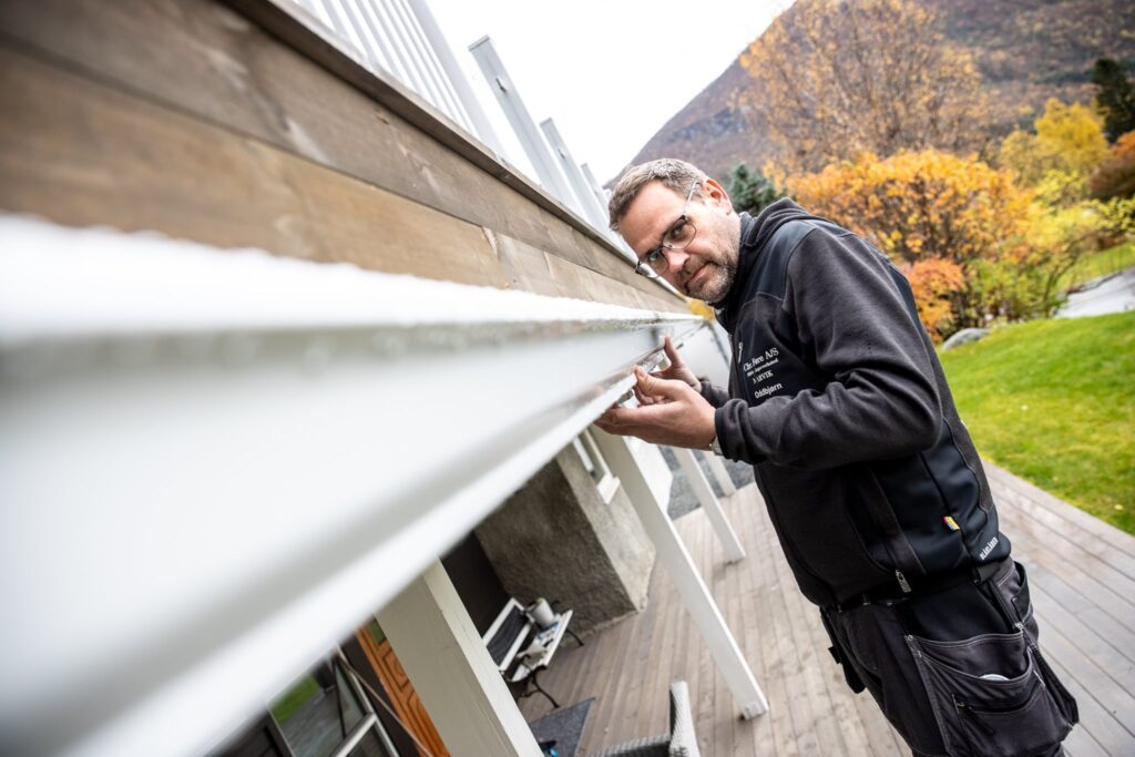 Blikkenslagermester Oddbjørn Føre sikter at det er rett og fint (Foto: Michael Ulriksen)