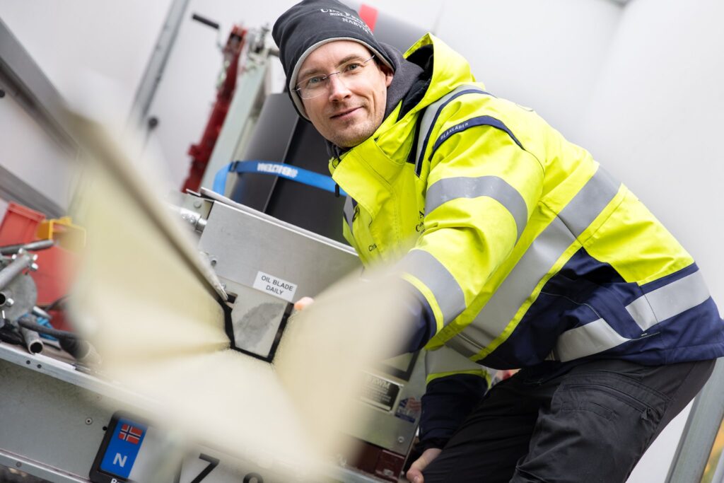 Blikkenslagermester Christian Eklo Kjører ut en skjøtefri takrenne (Foto: Michael Ulriksen)
