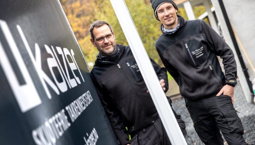 Oddbjørn Føre og Christian Eklo med Kaizer skjøtefri takrenne (Foto: Michael Ulriksen)