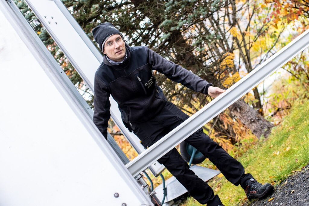 Christian Eklo kjører ut en skjøtefri takrenne (foto: Michael Ulriksen)