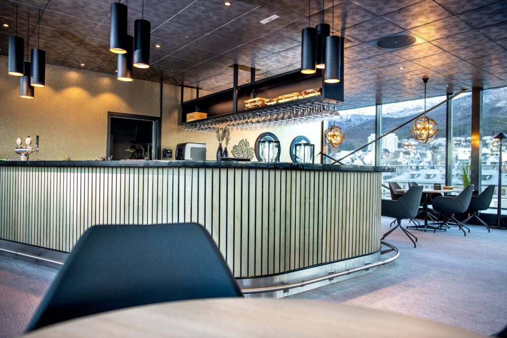 Linken bar på Gran hotell med nymontert barhylle (foto: Michael Ulriksen)