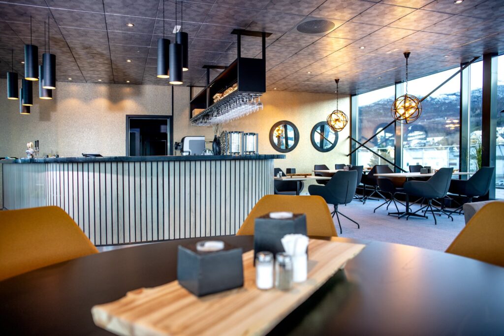Ny spesialprodusert barhylle på Linken Bar (foto: Michael Ulriksen)