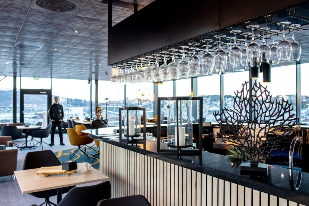 Ny speisial produsert barhylle med glass holdere på Linken Bar (foto: Michael Ulriksen)