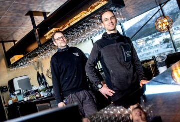 Blikkenslagermestere Oddbjørn Føre og Christian Eklo fremfor den egendesignet og produserte barhyllen (foto: Michael Ulriksen)