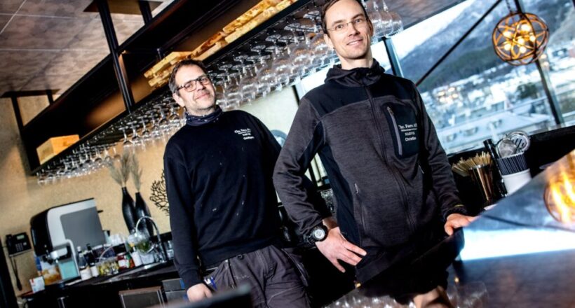 Blikkenslagermestere Oddbjørn Føre og Christian Eklo fremfor den egendesignet og produserte barhyllen (foto: Michael Ulriksen) Blikkenslagermestere Oddbjørn Føre og Christian Eklo fremfor den egendesignet og produserte barhyllen (foto: Michael Ulriksen)