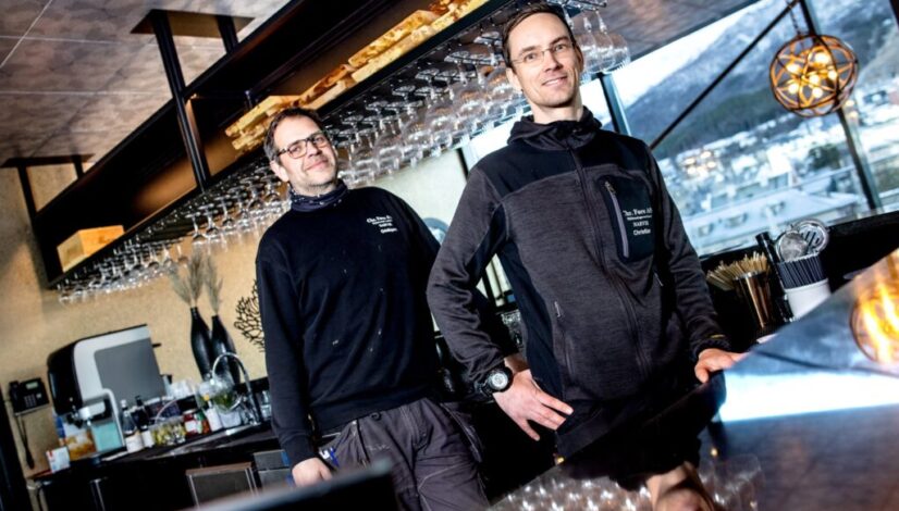 Blikkenslagermestere Oddbjørn Føre og Christian Eklo fremfor den egendesignet og produserte barhyllen (foto: Michael Ulriksen)