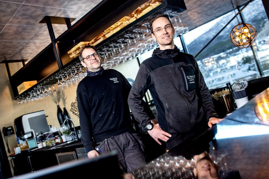 Blikkenslagermestere Oddbjørn Føre og Christian Eklo fremfor den egendesignet og produserte barhyllen (foto: Michael Ulriksen)